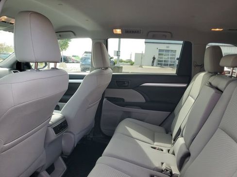 Used 2017 Toyota Highlander LE AWD/4WD image 9