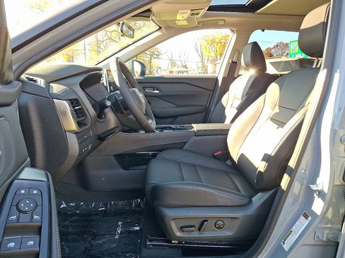 Used 2026 Nissan Rogue SV w/ SV Premium Package image 13