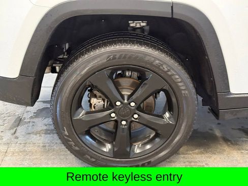 Used 2025 Jeep Grand Cherokee Altitude AWD/4WD image 4