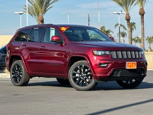 Used 2022 Jeep Grand Cherokee Laredo X AWD/4WD image 1