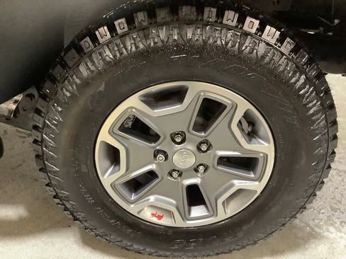 Used 2018 Jeep Wrangler Unlimited Rubicon w/ Connectivity Group AWD/4WD image 14