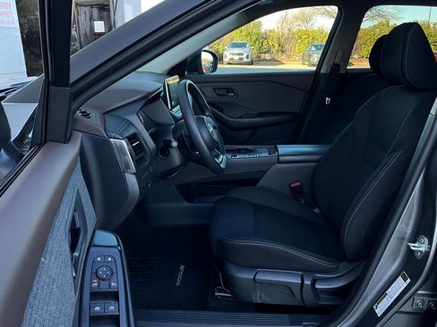 Used 2023 Nissan Rogue S image 9