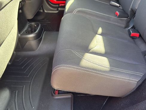 Used 2017 Jeep Wrangler Unlimited Sahara image 26