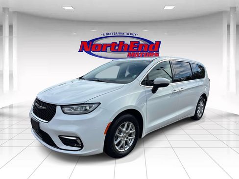 Used 2023 Chrysler Pacifica Touring-L FWD image 7