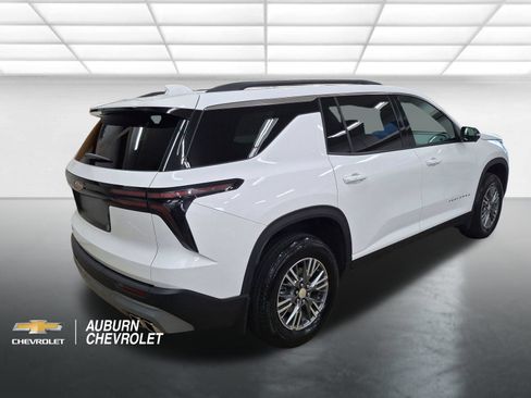 Used 2025 Chevrolet Traverse LT w/ Driver Confidence Package FWD image 3