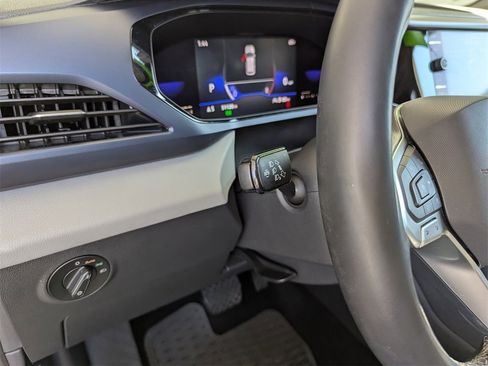 Certified 2022 Volkswagen Taos SE w/ Panoramic Sunroof Package image 21