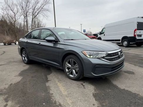 Used 2024 Volkswagen Jetta SE image 2