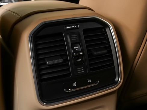 Used 2025 Porsche Macan image 43