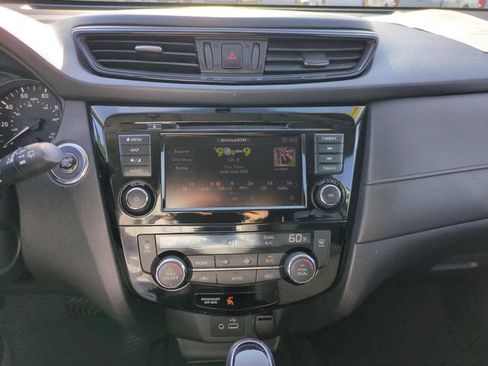 Used 2018 Nissan Rogue SV w/ Premium Package FWD image 20