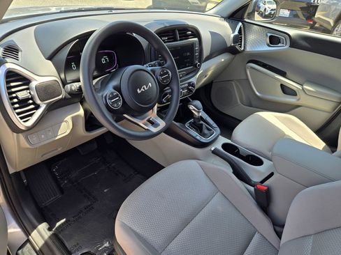 Certified 2025 Kia Soul LX w/ LX Technology Package FWD image 10