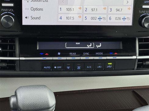 Used 2024 Toyota Sienna LE image 5