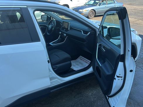 Used 2025 Toyota RAV4 XLE AWD/4WD image 19