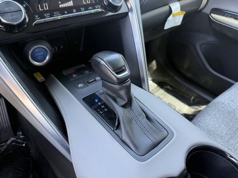 Used 2022 Toyota Venza LE AWD/4WD image 16