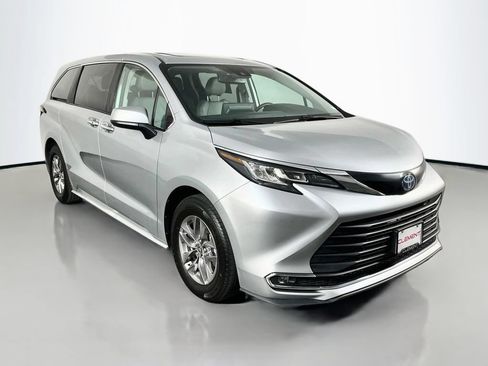 Used 2023 Toyota Sienna XLE AWD/4WD image 4