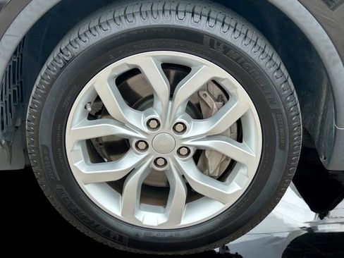 Used 2019 Land Rover Discovery SE image 25