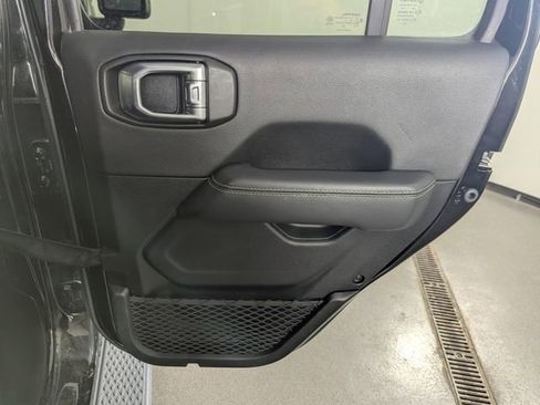 Used 2020 Jeep Gladiator Overland AWD/4WD image 18