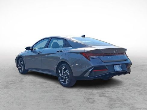 Used 2025 Hyundai Elantra SEL FWD image 4