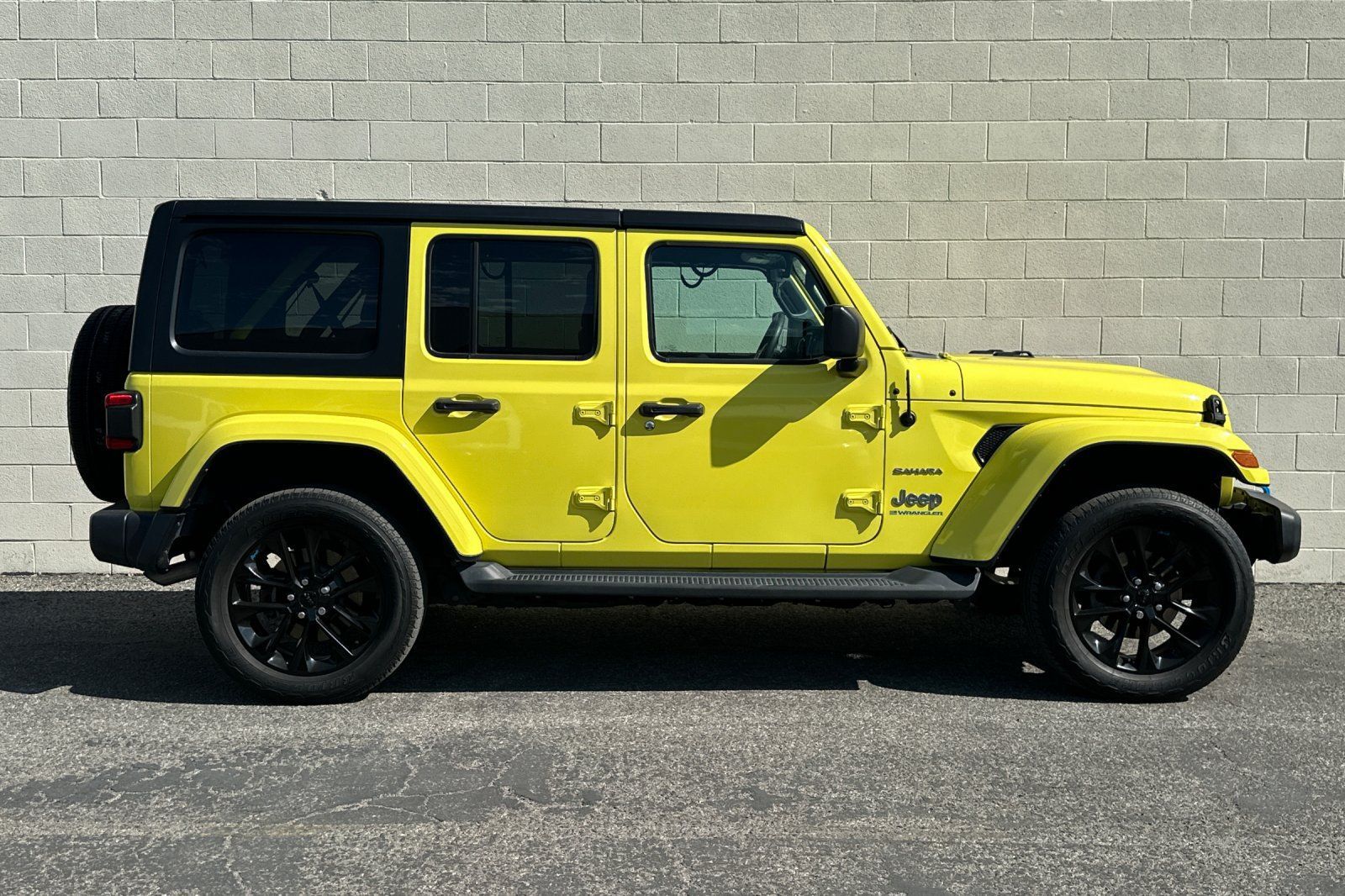 Used 2023 Jeep Wrangler Unlimited Sahara AWD/4WD image 3