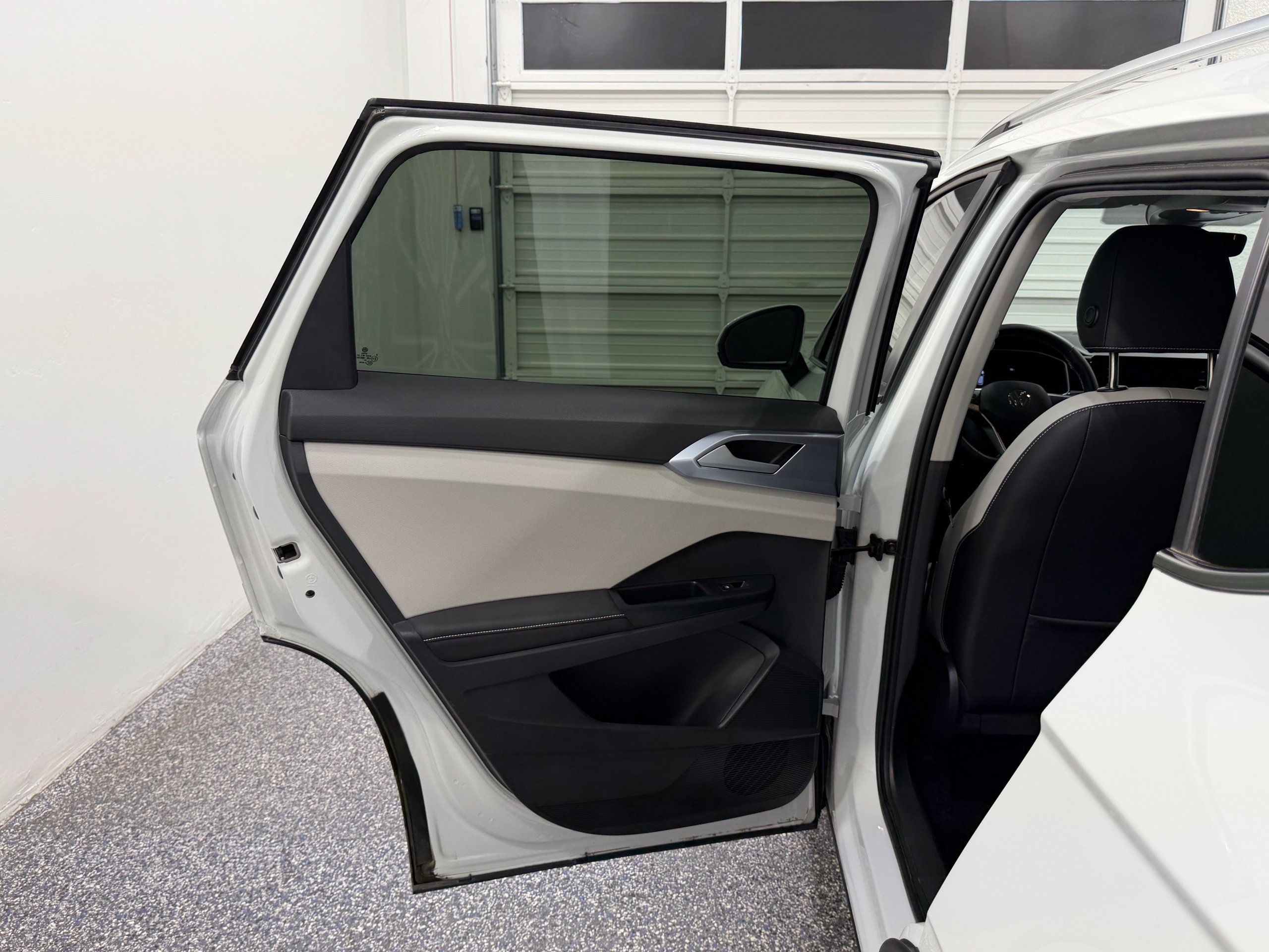 Certified 2025 Volkswagen Taos SE FWD image 21