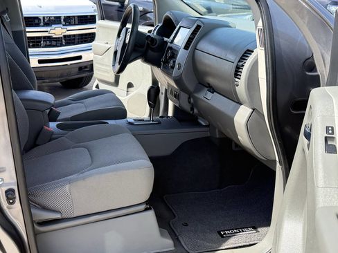 Used 2021 Nissan Frontier SV w/ Midnight Edition Floor Mats image 11