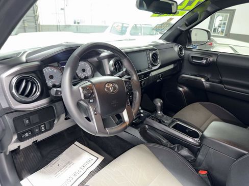 Used 2022 Toyota Tacoma TRD Sport w/ Technology Package image 19