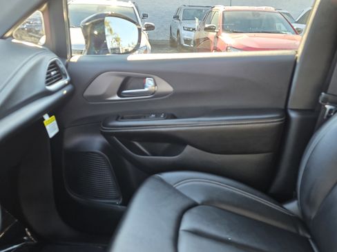 New 2026 Chrysler Pacifica Select image 14