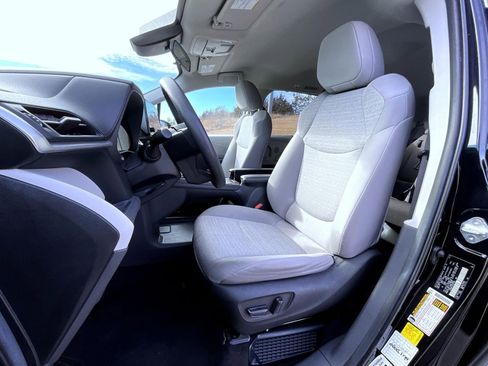 Used 2024 Toyota Sienna LE image 11