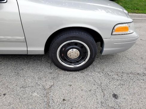 Used 2011 Ford Crown Victoria Police Interceptor w/ Comfort & Convenience Group image 14