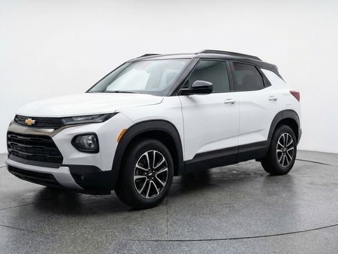 Used 2025 Chevrolet TrailBlazer LT image 3