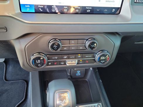 New 2025 Ford Bronco Outer Banks w/ Black Appearance Package image 17