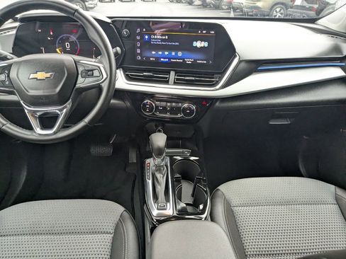 Used 2025 Chevrolet Trax LT w/ LT Convenience Package image 15
