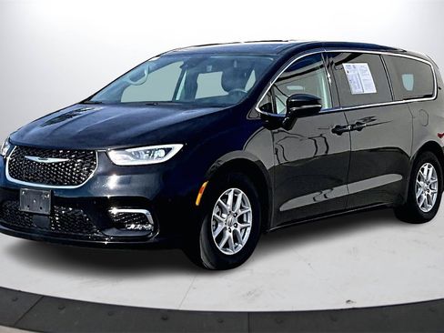 Certified 2024 Chrysler Pacifica Touring-L image 4