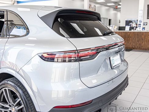 Used 2023 Porsche Cayenne w/ Premium Package AWD/4WD image 12