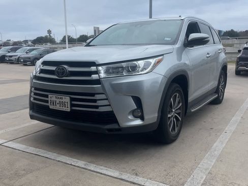Used 2019 Toyota Highlander XLE image 2