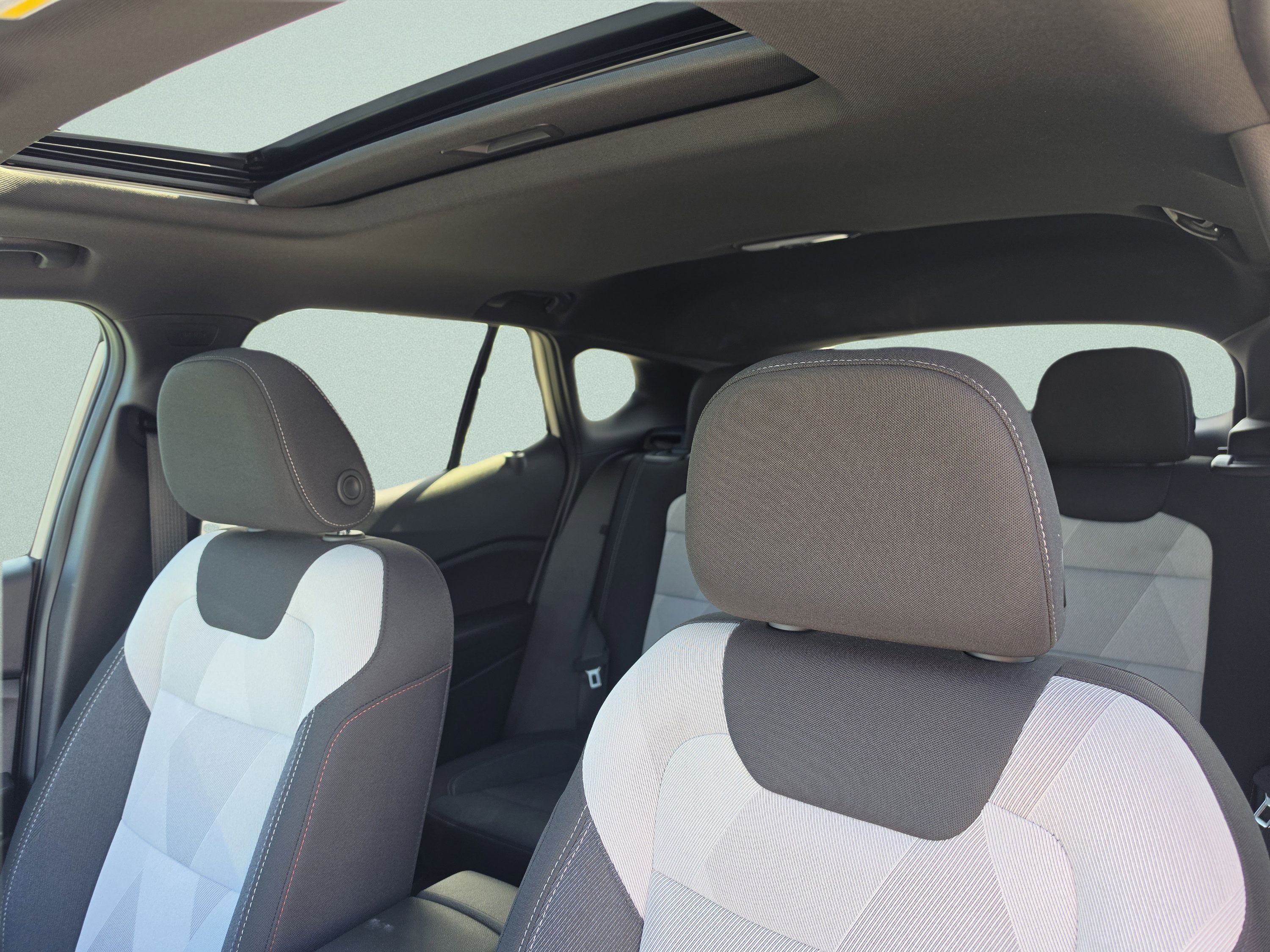 Used 2026 Chevrolet Trax RS w/ Sunroof Package FWD image 23