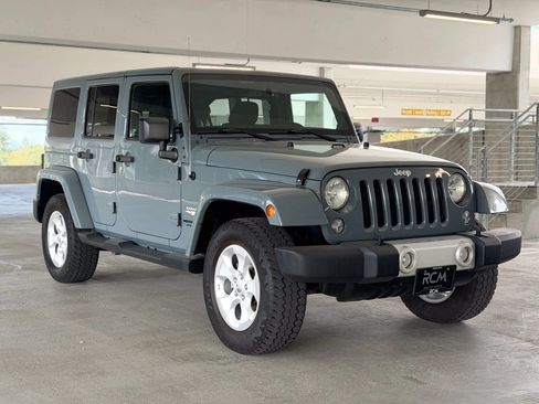 Used 2014 Jeep Wrangler Unlimited Sahara w/ Connectivity Group AWD/4WD image 3