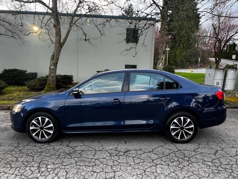 Used 2011 Volkswagen Jetta SE image 2