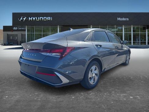 New 2026 Hyundai Elantra SE image 3
