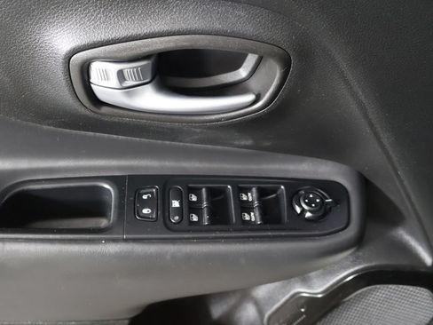 Used 2018 Jeep Renegade Altitude FWD image 30