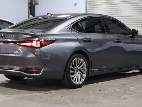 Used 2019 Lexus ES 300h w/ Accessory Package 2 FWD image 4