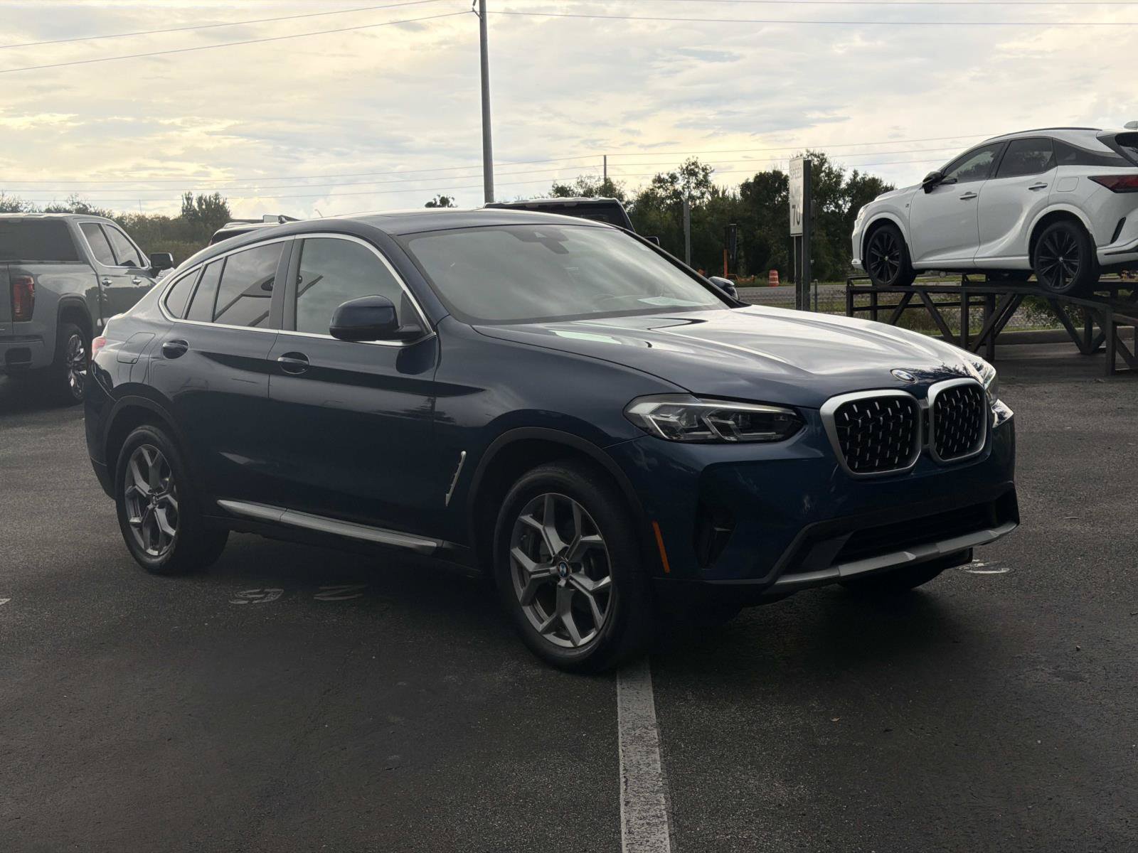 Used 2025 BMW X4 xDrive30i AWD/4WD image 2