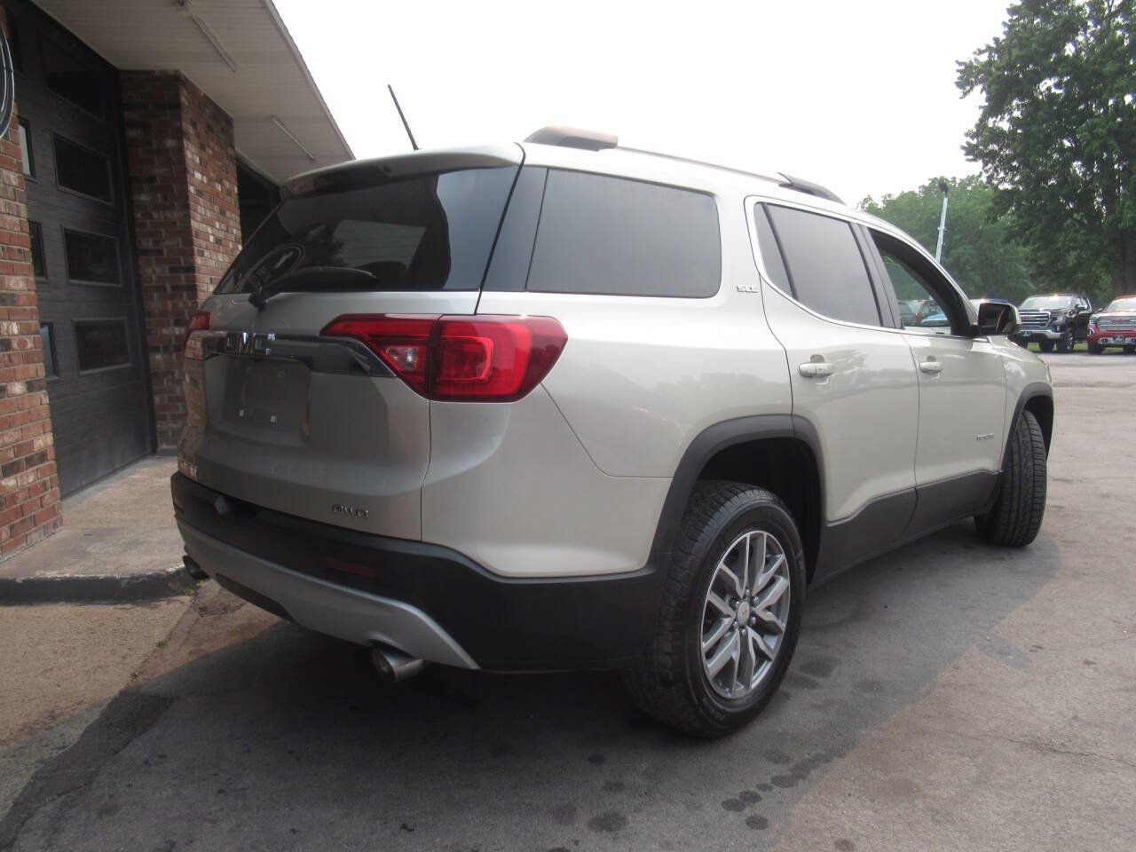 Used 2017 GMC Acadia SLE AWD/4WD image 13