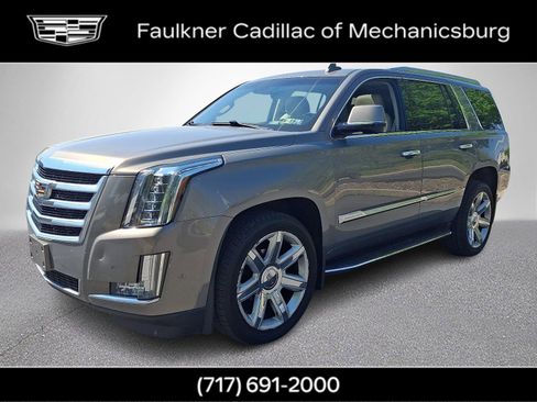 Used 2018 Cadillac Escalade Luxury image 3