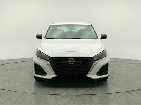 Used 2025 Nissan Altima 2.5 SV image 2