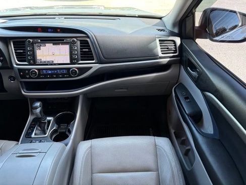 Used 2017 Toyota Highlander Limited FWD image 14