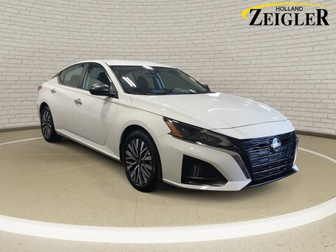 Certified 2025 Nissan Altima 2.5 SV FWD image 3
