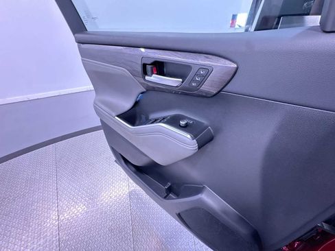 Used 2025 Toyota Highlander Platinum AWD/4WD image 30
