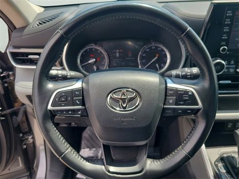 Used 2022 Toyota Highlander XLE image 27