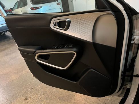 Used 2025 Kia Soul LX w/ LX Technology Package FWD image 18