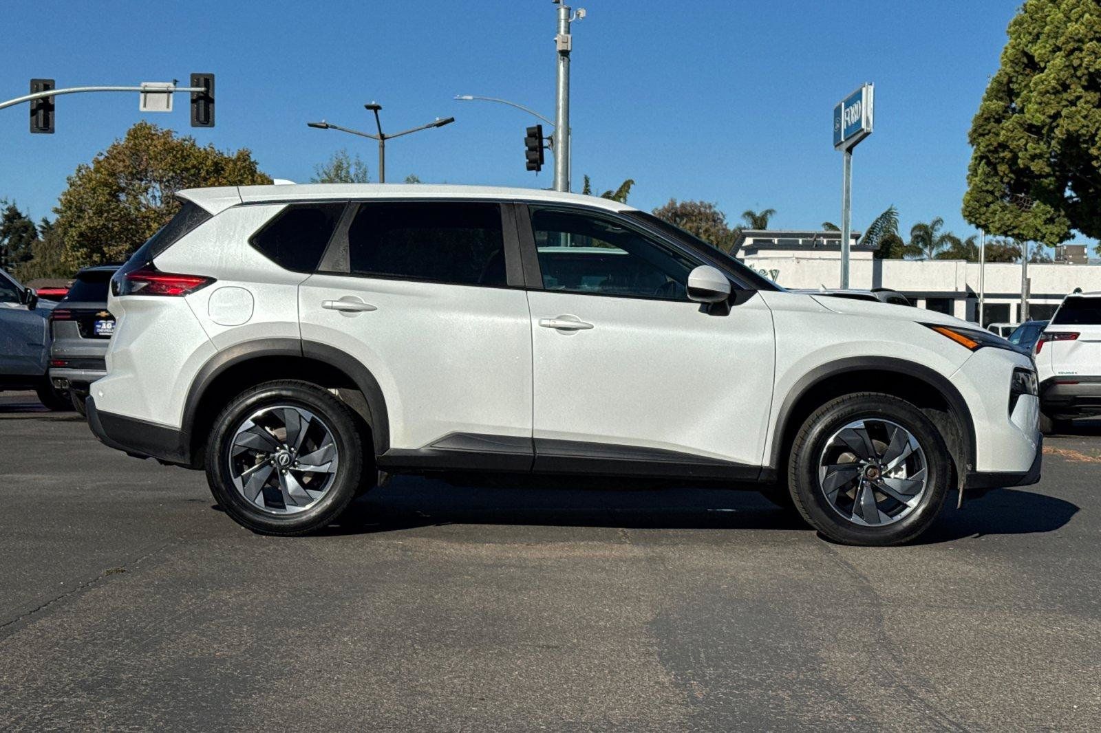 Used 2024 Nissan Rogue SV FWD image 4